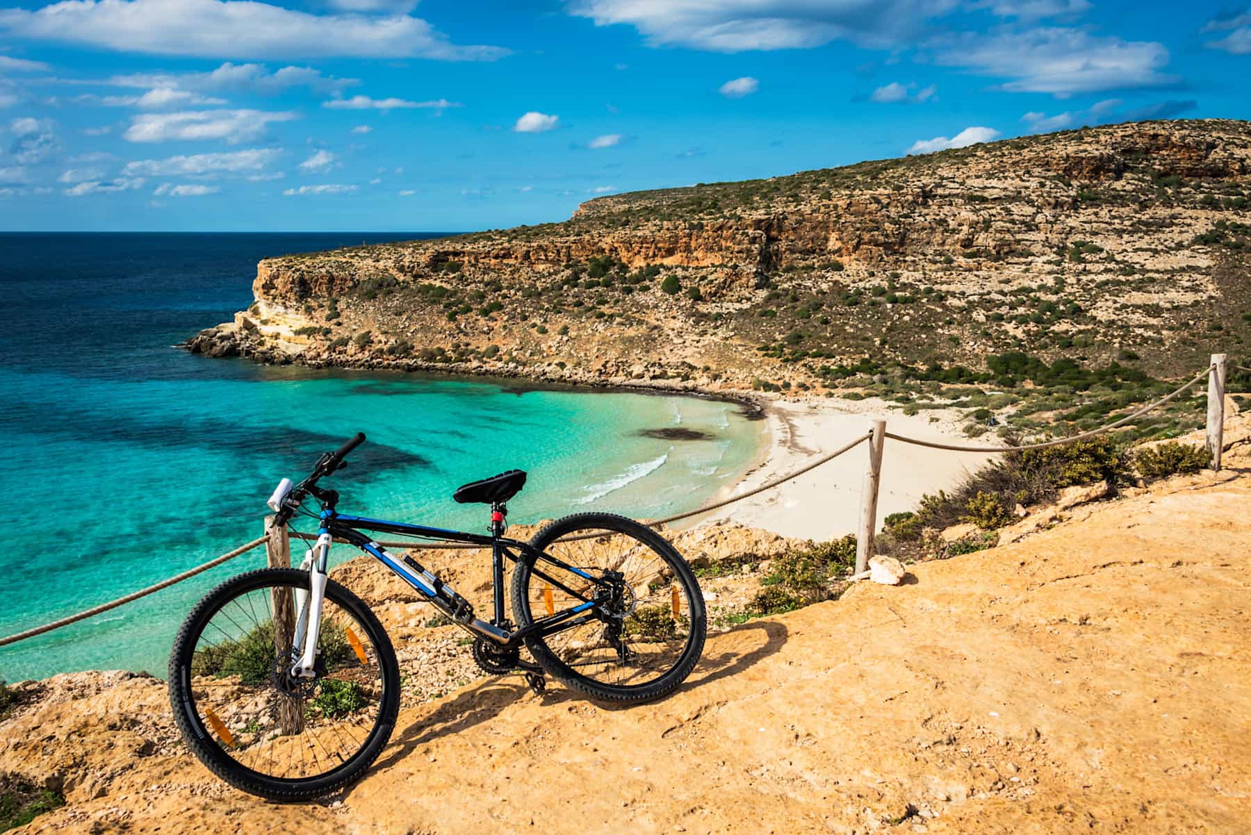 Bike Sicily coast Photo: shutterstock 1039114615