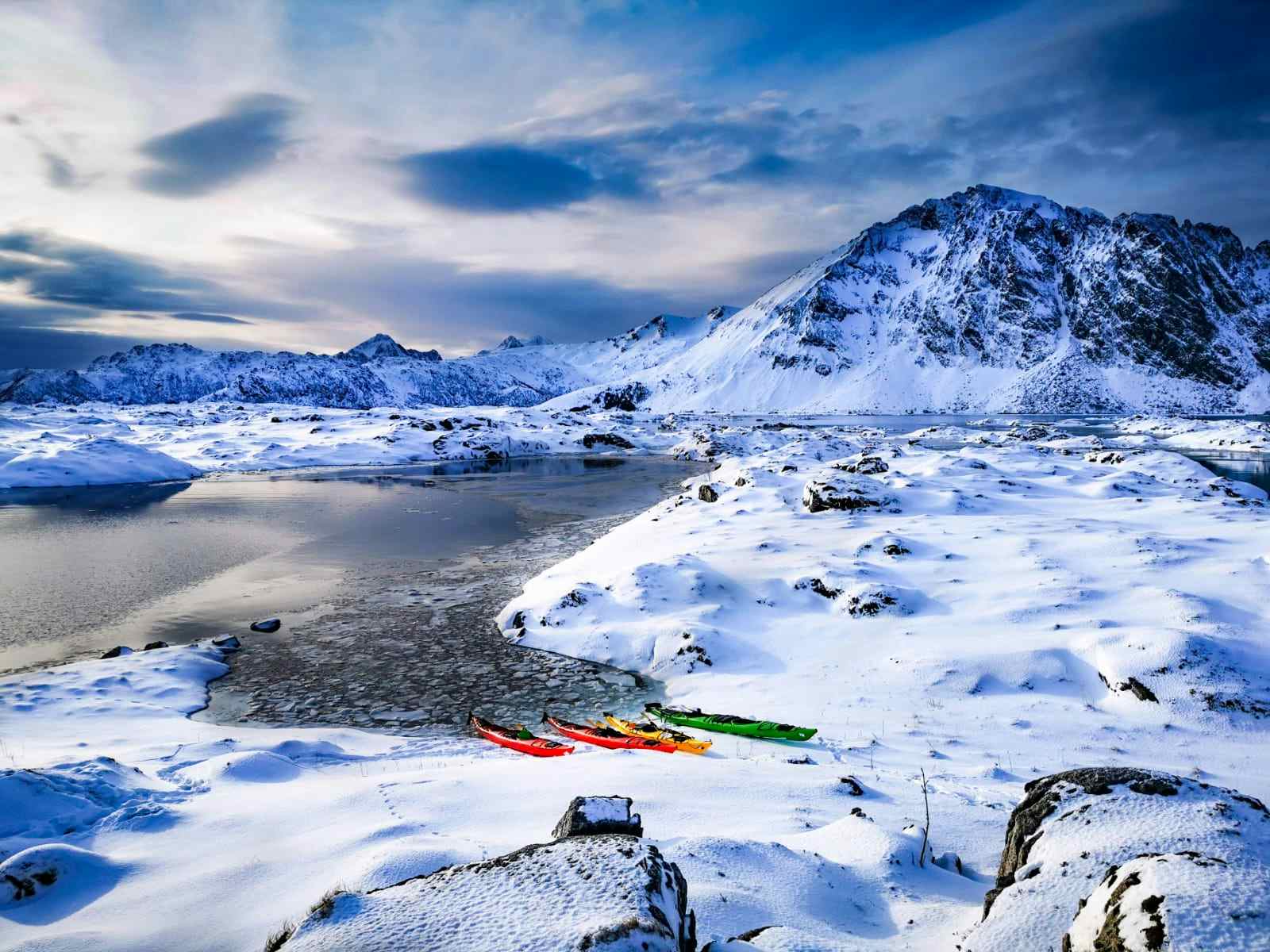 Kayaks in Lofoten Islands, Norway. Photo: Host/Northern Explorer