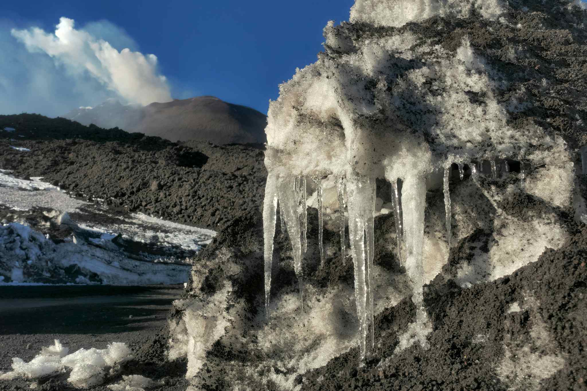 Ice lava and snow on Etna. Photo: GettyImages-1212312957