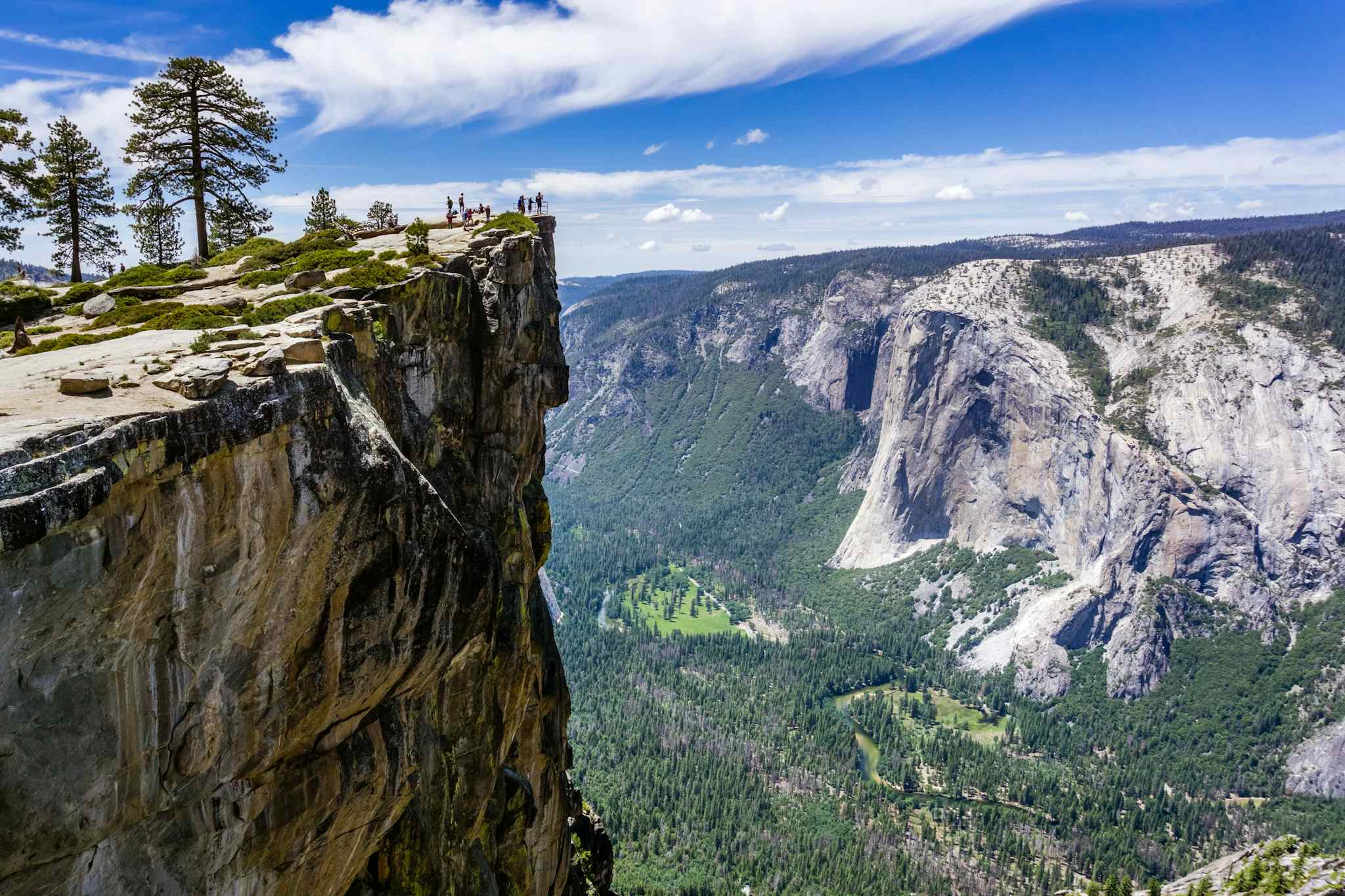 Yosemite lookout point over El Capitan, USA
Shutterstock: 1458161771