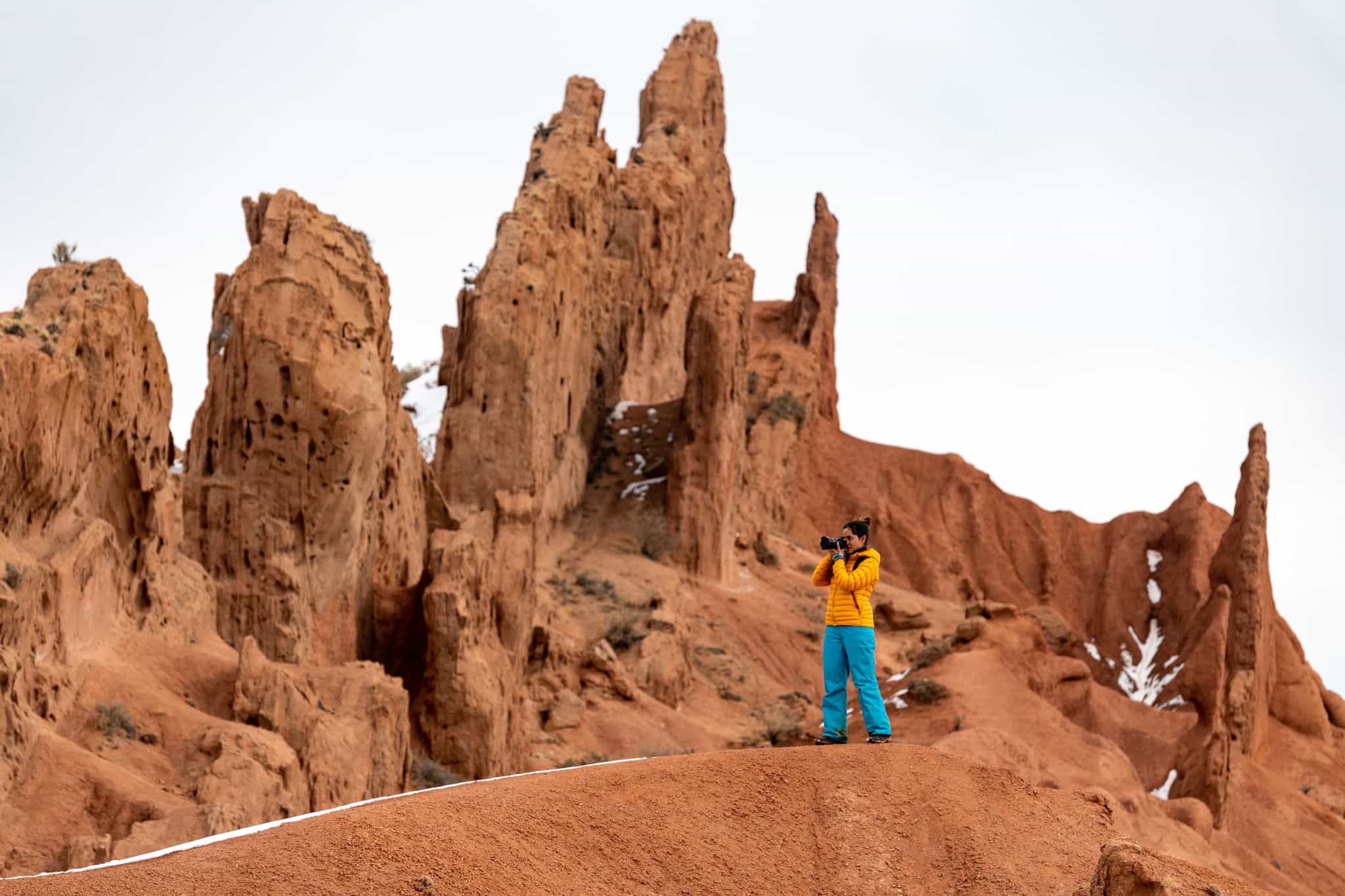 Traveller taking a photo in Konorcheck canyon