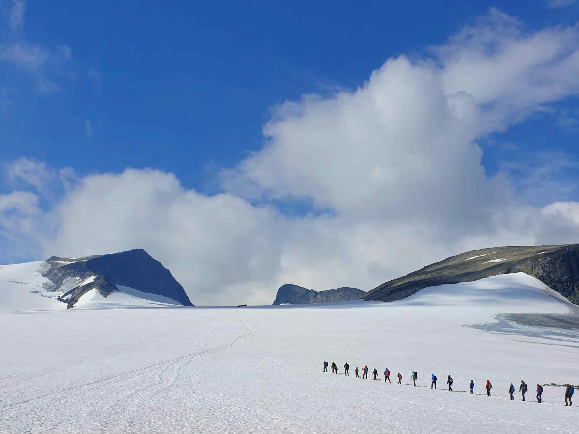 Roped up climbers crossing Styggebreen. Photo: Nordic Ventures.