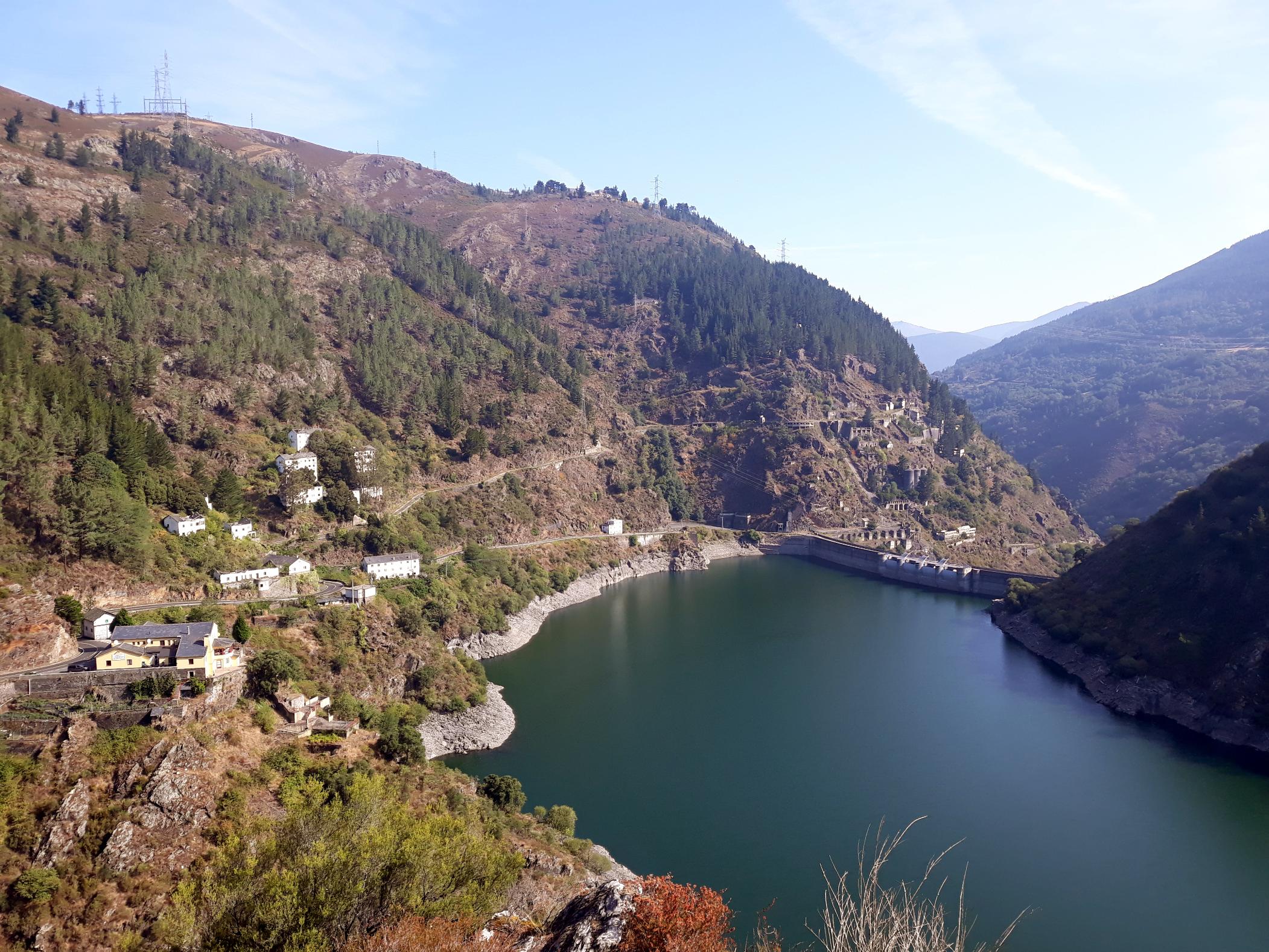 Embalse de Salime, along the Camino Primitivo. Photo: Wikimedia Commons.