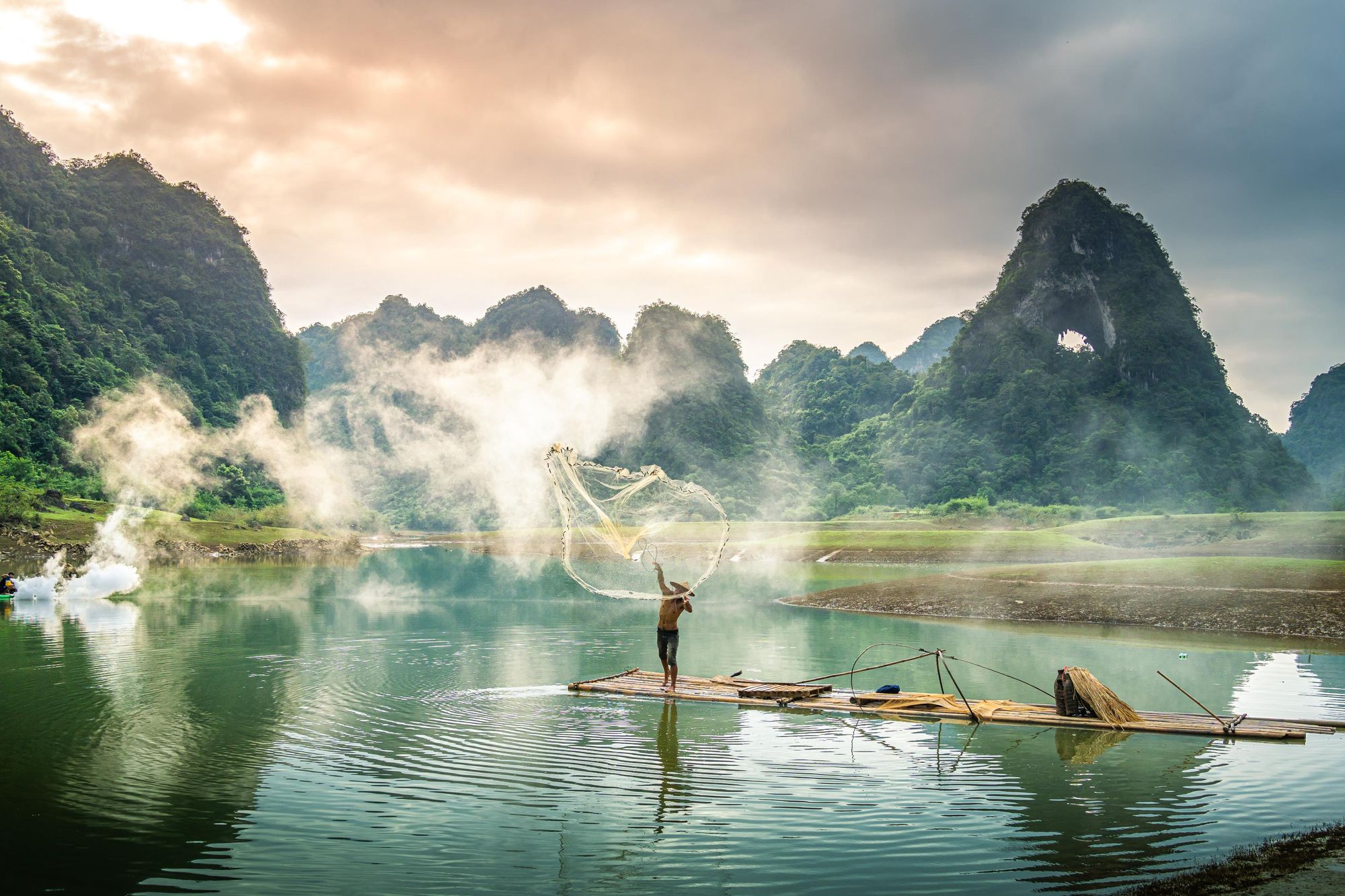 View of fishermen fishing on river in Thung mountain in Tra Linh, Cao Bang province. Photo: Getty