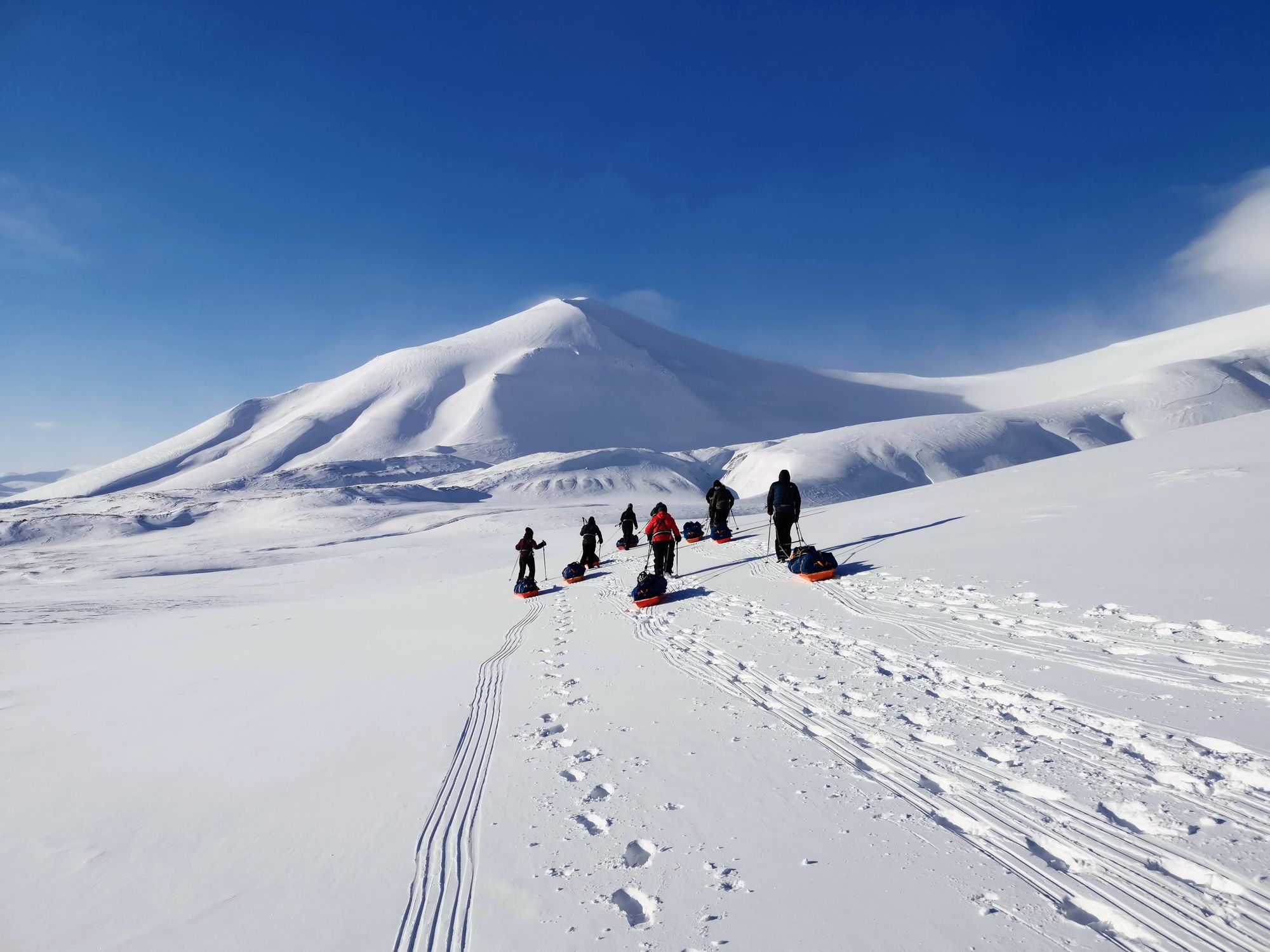 An expedition into the Svalbard wilderness. Photo: Svalbard Wildlife Expeditions. 