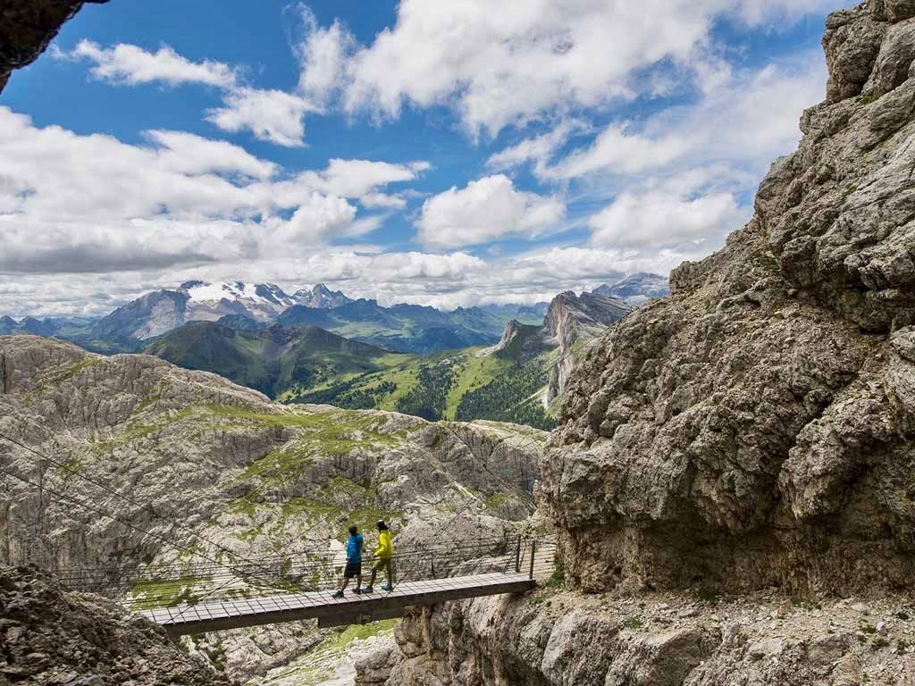 A suspension bridge along the Kaiserjäger, a hiking trail in the Dolomites. Photo: Wild in the Dolomiti.